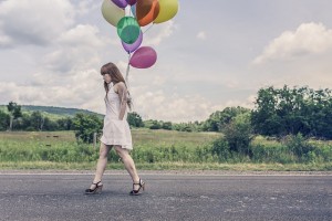 Moderate exercise: girl walking in a party dress with balloons (Pixabay)