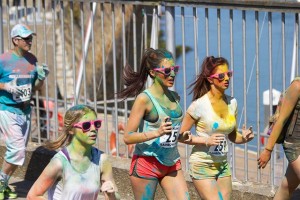 Colorful exercise: runners painted bright colors in a race (Pixabay)