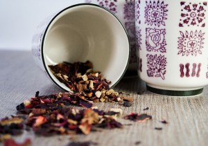 Mug with spilled tea leaves (Pixabay)